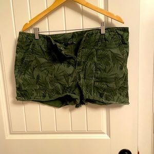 Leave print shorts
